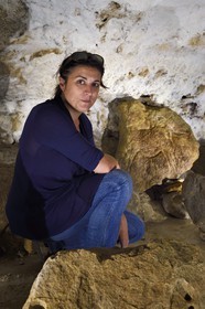 France, Dordogne (24), vallée de la Vézère, Sergeac, Site préhistorique de Castel Merle, la propriétaire Isabelle Castanet dans l'abri Reverdit