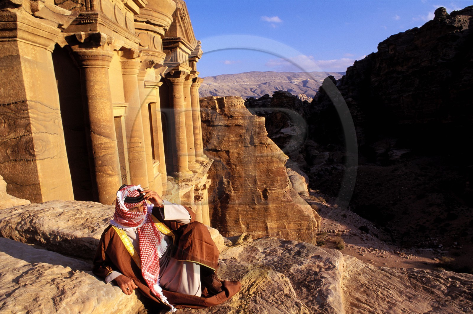 Jordanie, Petra, un bedouin contemple le coucher à mi-hauteur du Deir (le Monastère), 42 m de haut