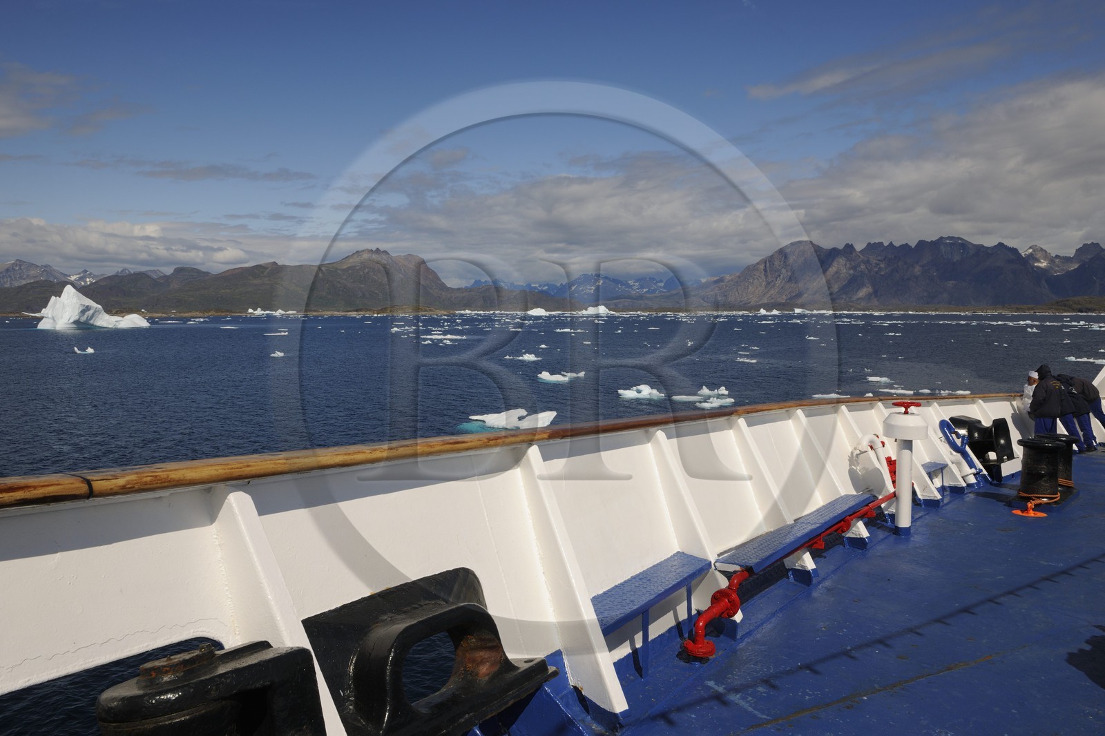 Groenland, fjord de Nanortalik, le bateau de croisière le Princess Danané progressant entre les icebergs