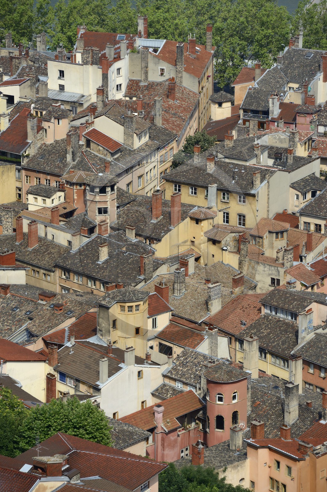 France, Rhône (69), Lyon, site historique classé Patrimoine Mondial de l'UNESCO, Vieux Lyon, le quartier Saint-Jean avec ses maisons Renaissance, au premier plan la Maison du Crible aussi appelée Tour Rose