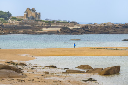 France, Côtes-d'Armor (22), Côte de Granit Rose, Trégastel, Ile Renote, promeneur sur la plage