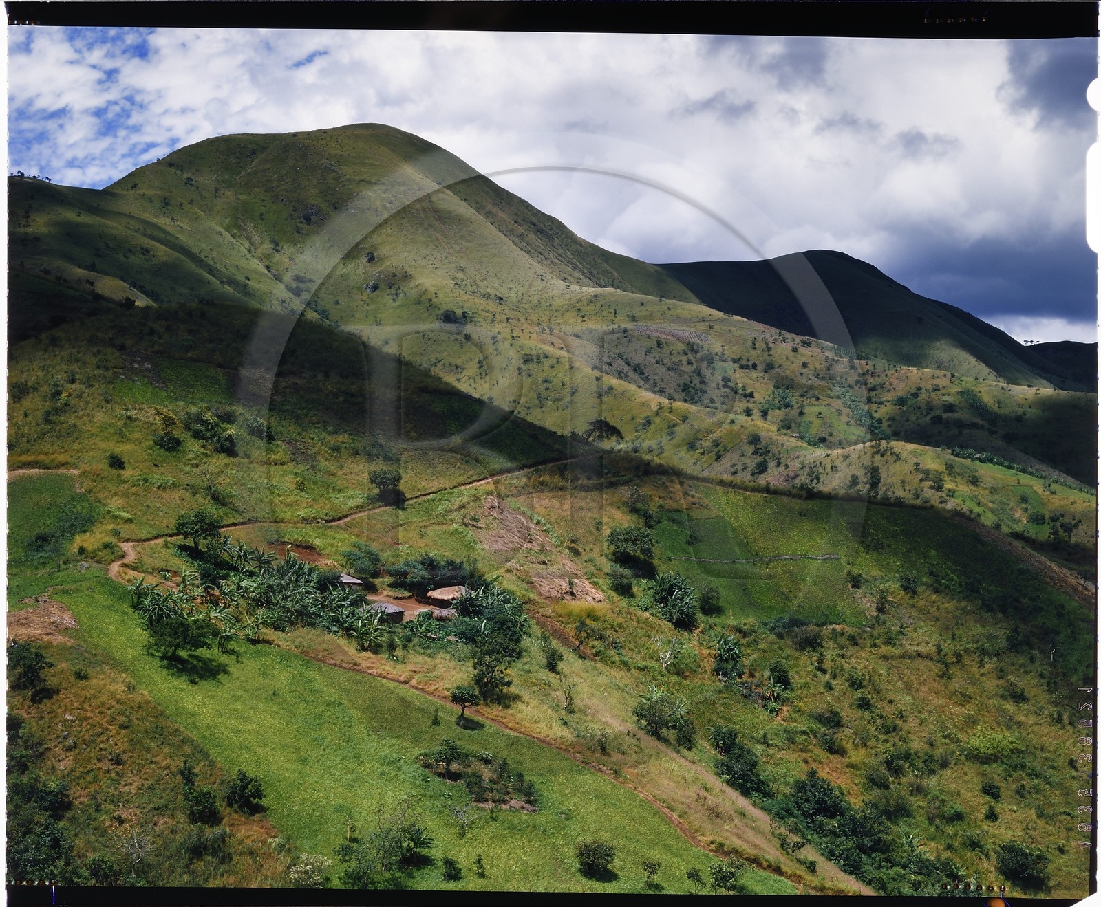 Burundi, province de Bujumbura, région d'Ijenda, paysage typique de la chaine de montagnes culminant au mont Teza à 2665m et qui borde le lac Tanganyika, ces paysages dénudés sont le produit du déboisement intensif subi par le pays du fait des méthodes agricoles traditionnelles burundaises, rugo (ferme traditionnelle) (reproduction plan-film inversible 4x5)