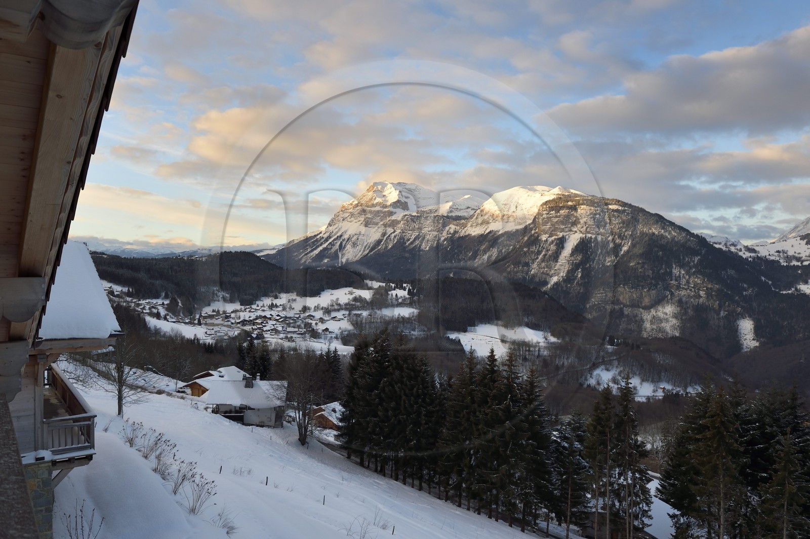 France, Haute-Savoie (74), Arâches-la-Frasse, station de ski Les Carroz d'Arâches, la Chaine de montagne des Aravis en arrière plan