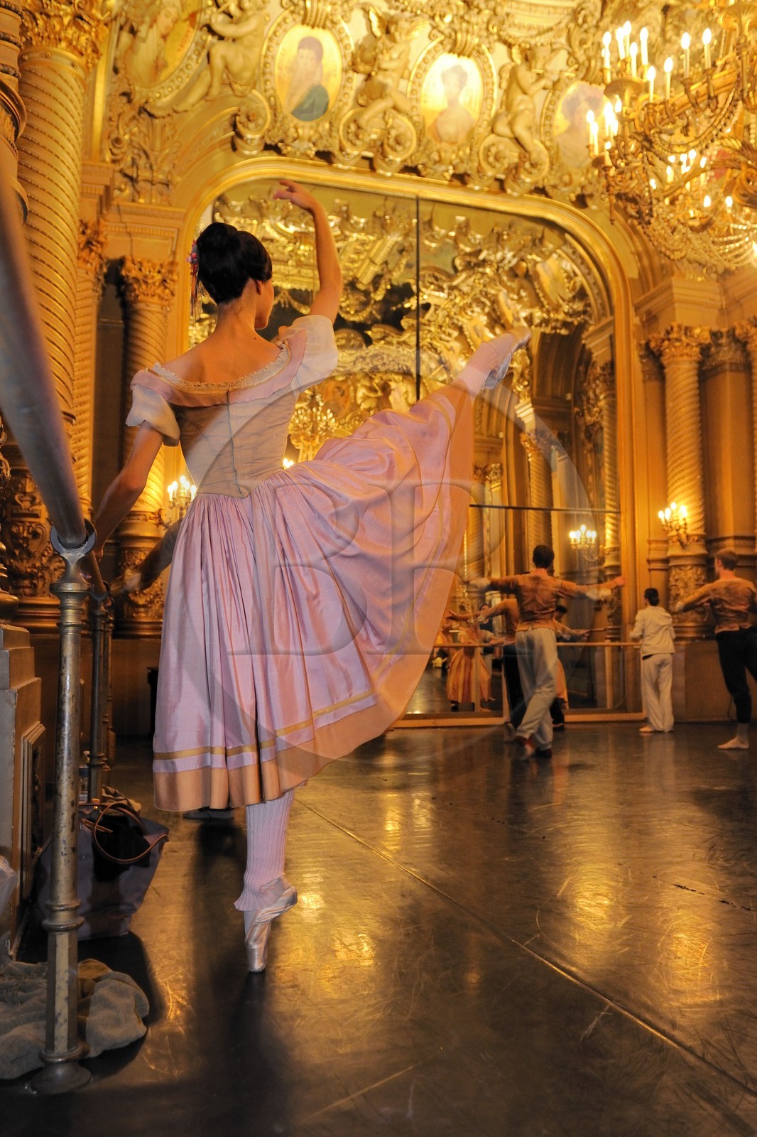 France, Paris (75), l'Opéra Garnier, ultimes échauffements avant d'entrer en scène dans le foyer de la Danse