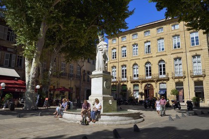 France, Bouches-du-Rhône (13), Aix en Provence, Cours Mirabeau, statue du Roi René