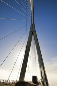France, entre Calvados (14) et Seine-Maritime (76), le Pont de Normandie enjambe la Seine