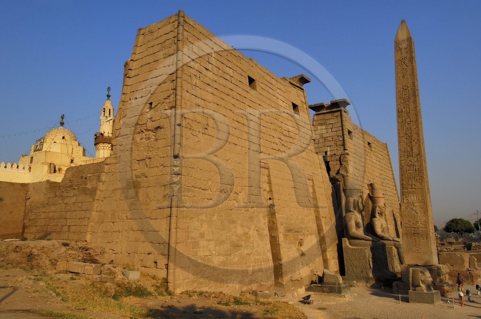 Egypte, Haute Egypte, vallée du Nil, temple de Louxor classé Patrimoine Mondial de l'UNESCO, le 1er pylone, l'obélisque et la mosquée Abou el-Haggag