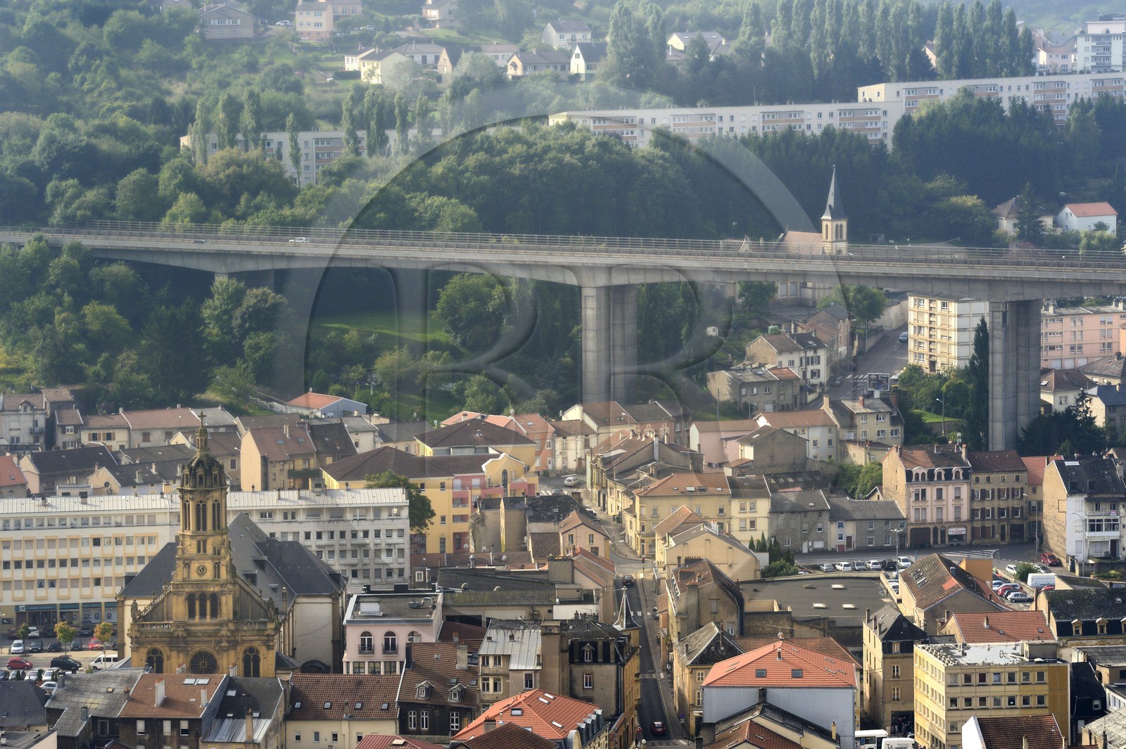 France, Moselle (57), Vallée de la Fensch, Hayange, le pont autoroutier qui traverse le centre ville
