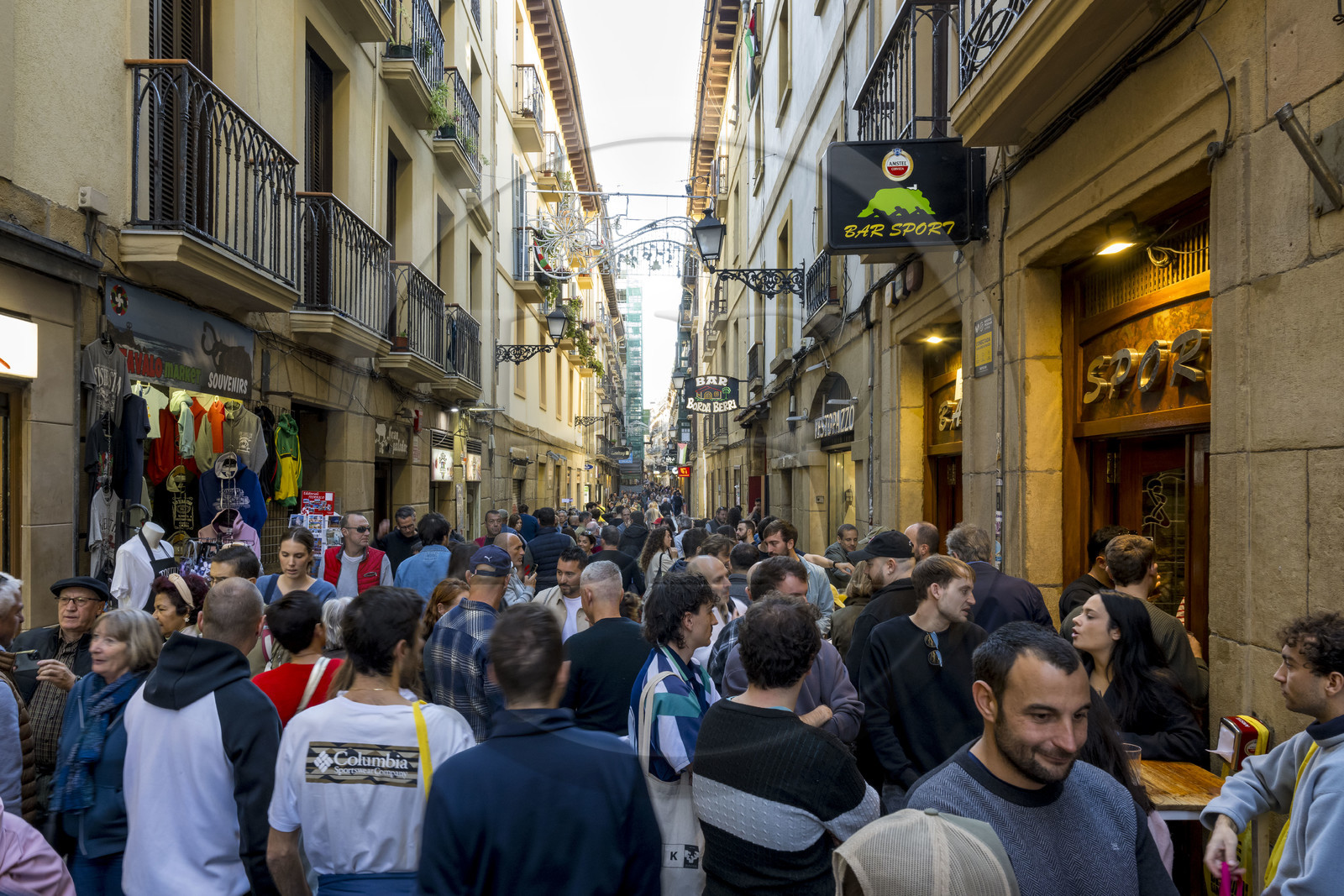 Espagne, province du Guipuscoa (Gipuzkoa), Saint-Sébastien (Donostia), bars à pintxos dans la Fermin Calbeton Kalea