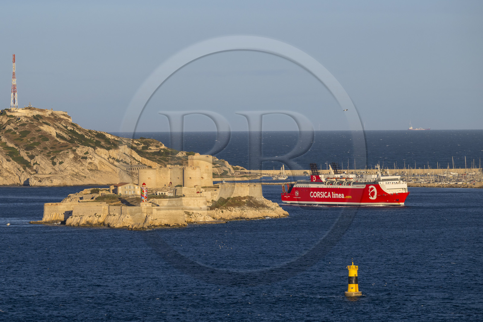 France, Bouches-du-Rhône (13), Marseille, Parc National des Calanques, Archipel des Iles du Frioul, arrivée d'un ferry de Corsica Linea au petit matin et le chateau d'If en premier plan