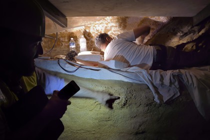 France, Dordogne (24), Montignac, chantier du futur Centre International de l'Art pariétal de Montignac-Lascaux (Lascaux 4), le passage de la grotte reconstituée par l’Atelier des Fac-Similés du Périgord (AFSP), même les fragments d'ossements animaux dans les couches inférieures ont été reconstitués