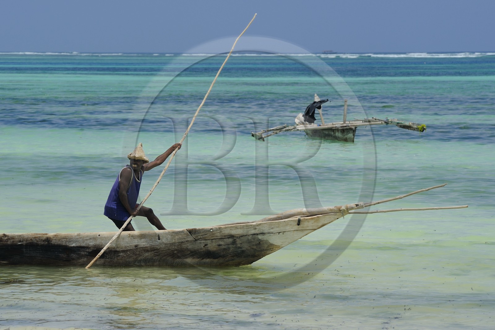 Tanzania, Zanzibar Archipelago, Unguja island (Zanzibar), southeast coast, Bwejuu, fishermen on dhows (traditional Arab sailing vessels)
