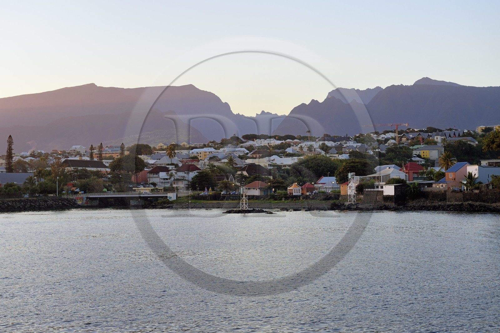 France, Ile de la Reunion, ville de Saint-Pierre, quartier de Terre Sainte, la montagne de Cilaos en arrière plan