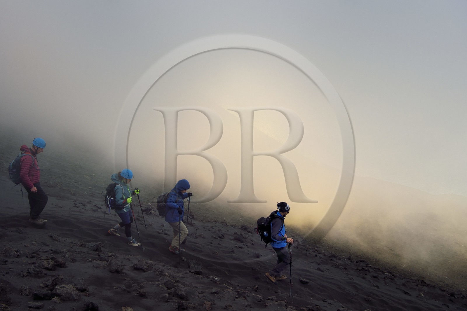 Italie, Sicile, iles Eoliennes, classées Patrimoine Mondial de l'UNESCO, ile de Stromboli, randonneurs sur les pentes du volcan