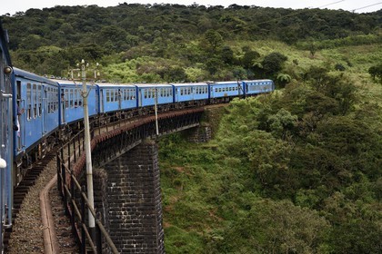 Sri Lanka, Province du Centre, trajet en train dans la région montagneuse de la culture du thé entre Hatton et Ella, franchissement d'un pont après Perakumpura Sub