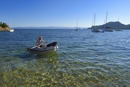 France, Var (83), Iles d'Hyères, parc national de Port Cros, Ile de Porquerolles, plage de l'Alycastre dans la Baie de l'Alycastre, Jean-Pierre et son chien Carbone qui vont rejoindre son voilier Sun Fast 37 dans l'annexe