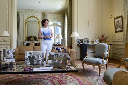 France, Alpes-Maritimes (06), Cannes, la villa La Californie où vécu Pablo Picasso, aujourd'hui renommé le Pavillon de Flore par Marina Picasso, Marina Picasso petite fille de Picasso dans le salon