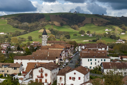France, Pyrénées-Atlantiques (64), Pays-Basque, Ainhoa, labellisé Les Plus Beaux Villages de France, la rue principale et l'église Notre-Dame-de-l'Assomption (vue aérienne)
