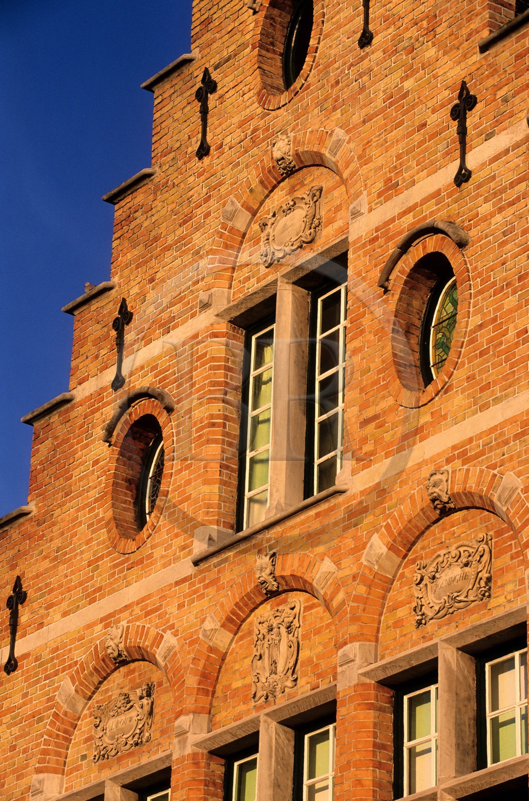 Belgique, Flandre-Occidentale, Bruges (Brugge), façade d'une maison à pignons. Elles sont appelées huidenvettershuis