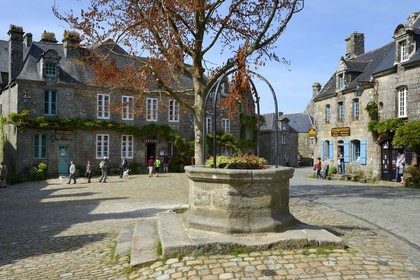France, Finistère (29), Locronan, labellisé Les Plus Beaux Villages de France, place de l'église