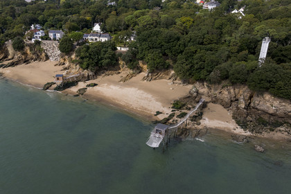 France, Loire-Atlantique (44), Estuaire de la Loire, Saint-Nazaire, le Feu de Porcé le long du chemin de Grande Randonnée GR 34, feux d'alignement qui sert à baliser le chenal maritime permettant d'entrer dans l'estuaire de la Loire et cabanes de pêche traditionnelle au carrelet sur la plage