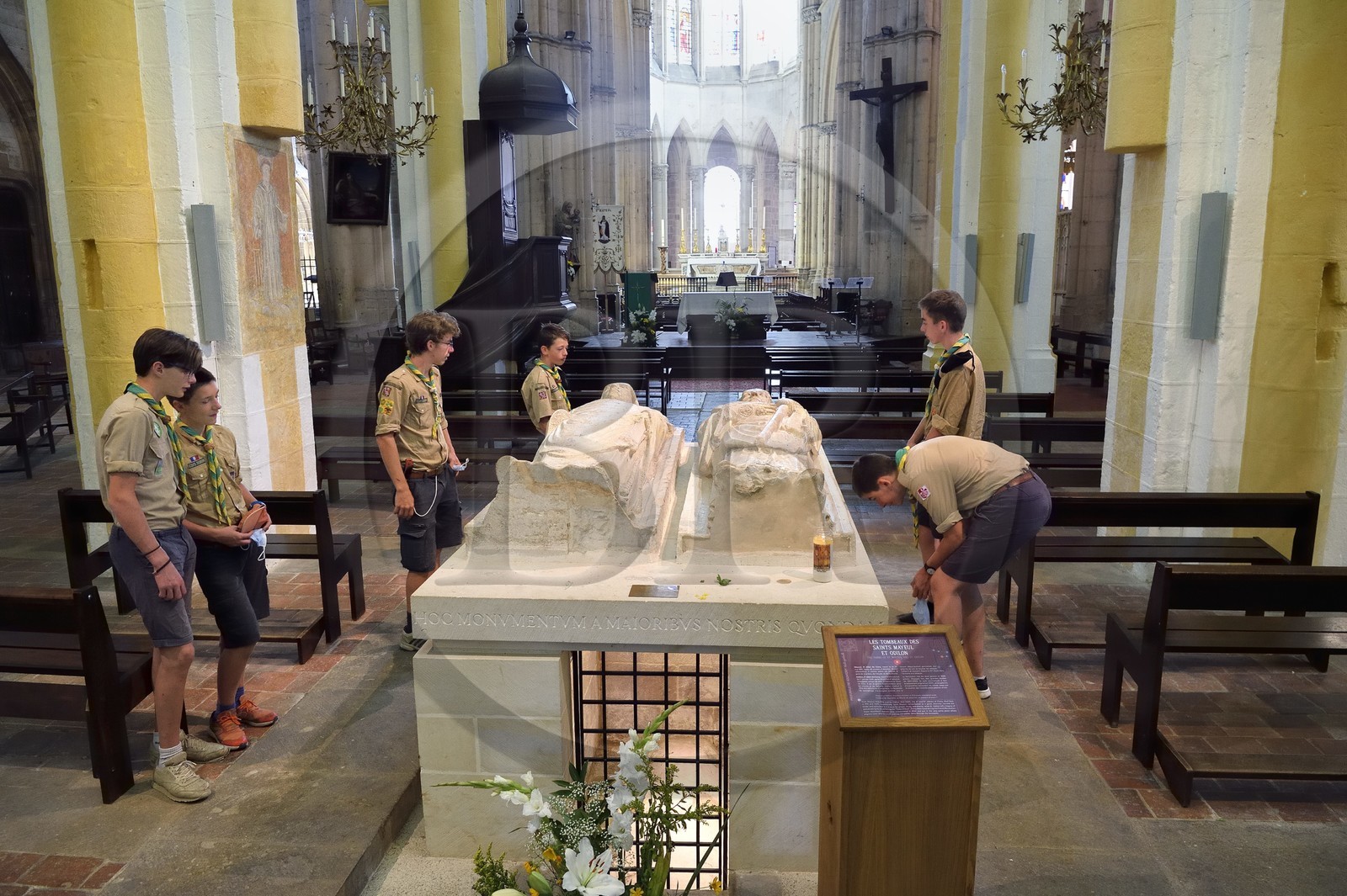 France, Allier (03), ancienne province du Bourbonnais, Souvigny, l'église prieurale clunisienne Saint-Pierre-et-Saint-Paul, nécropole ducale des Ducs de Bourbon, scouts d'Europe autour des gisants de deux illustres abbés de Cluny devenus Saint Mayeul et Saint Odilon