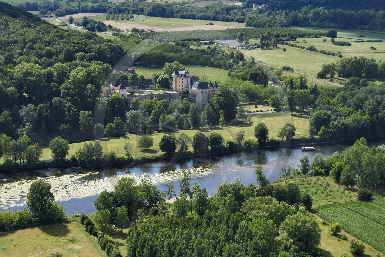 France, Dordogne (24), Périgord Noir, vallée de la Dordogne, Castelnaud-la-Chapelle, chateau de Fayrac du XVIe siècle au bord de la Dordogne (vue aérienne)