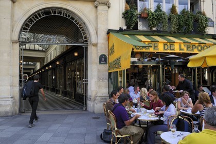 France, Paris (75), Galerie Vero-Dodat entre la rue Jean-Jacques-Rousseau et la rue du Bouloi, entrée rue du Bouloi et le restaurant le Cafe de l'Epoque
