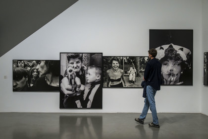 Portugal, Lisbonne, quartier de Belem, MAAT (Musée d'Art, Architecture et Technologie ou Museu de Arte, Arquitetura e Tecnologia) sur les bords du Tage, musée de l'électricité et expositions d'art moderne dans l'ancienne centrale thermique Central Tejo, Exposition All the World’s a Stage du photographe William Klein
