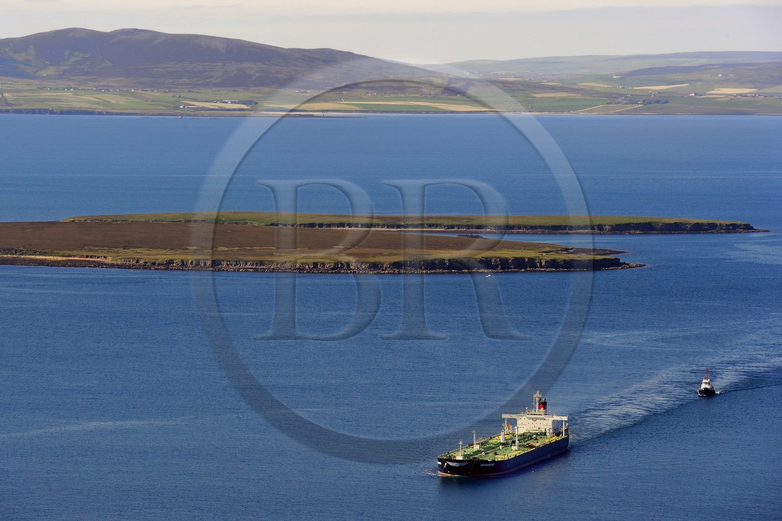 Royaume-Uni, Ecosse, Iles Orcades, tanker naviguant à Scapa Flow devant l'Ile de Flotta et l'Ile de Mainland en arrière plan (vue aérienne)