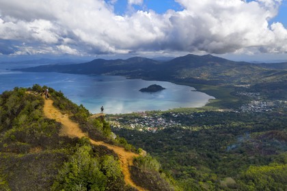 France, Ile de Mayotte, Grande-Terre, Réserve Forestière des Cretes du Sud, randonneurs au sommet du Mont Choungui (594 mètres) et la Baie de Bouéni en arrière plan (vue aérienne)