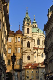 République Tchèque, Prague, centre historique classé Patrimoine Mondial de l'UNESCO, quartier de Mala Strana, l'église baroque Saint Nicolas (Sv. Mikulàse)