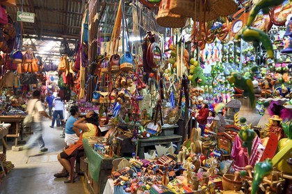 Nicaragua, Masaya, le marché Mercado Municipal Ernesto Fernandez, objets souvenirs