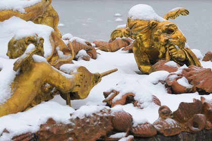 France, Yvelines (78), parc du château de Versailles sous la neige, classé Patrimoine Mondial de l'UNESCO, bassin de Saturne ou de l'Hiver oeuvre de Girardon