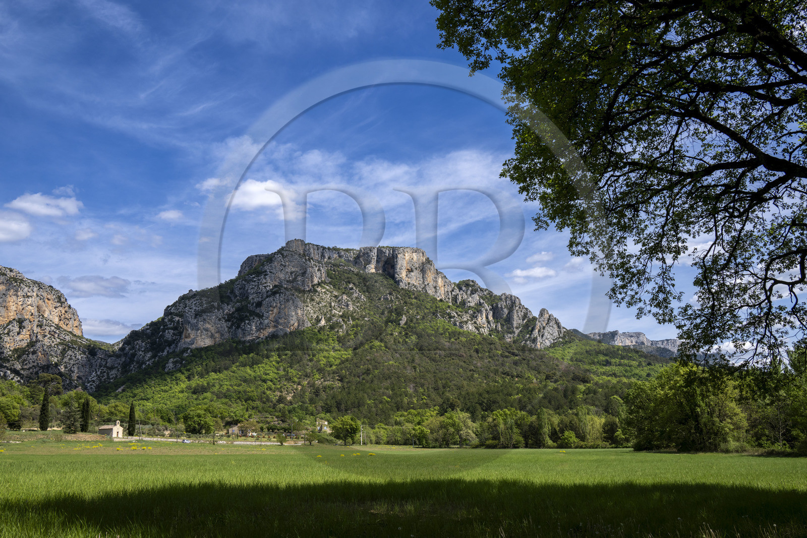 France, Alpes-de-Haute-Provence (04), Parc Naturel Régional du Verdon, Moustiers-Sainte-Marie, la crête de l'Ourbes, point de départ de la barre rocheuse qui domine la rive droite des Gorges du Verdon