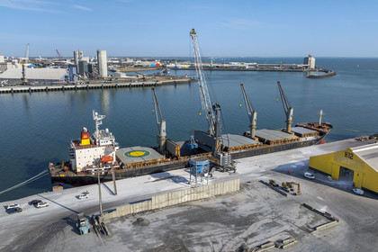 France, Charente-Maritime (17), La Rochelle, le Port Atlantique La Rochelle, port de commerce La Pallice, déchargement d'un cargo sur les quais du mole d'escale (vue aérienne)