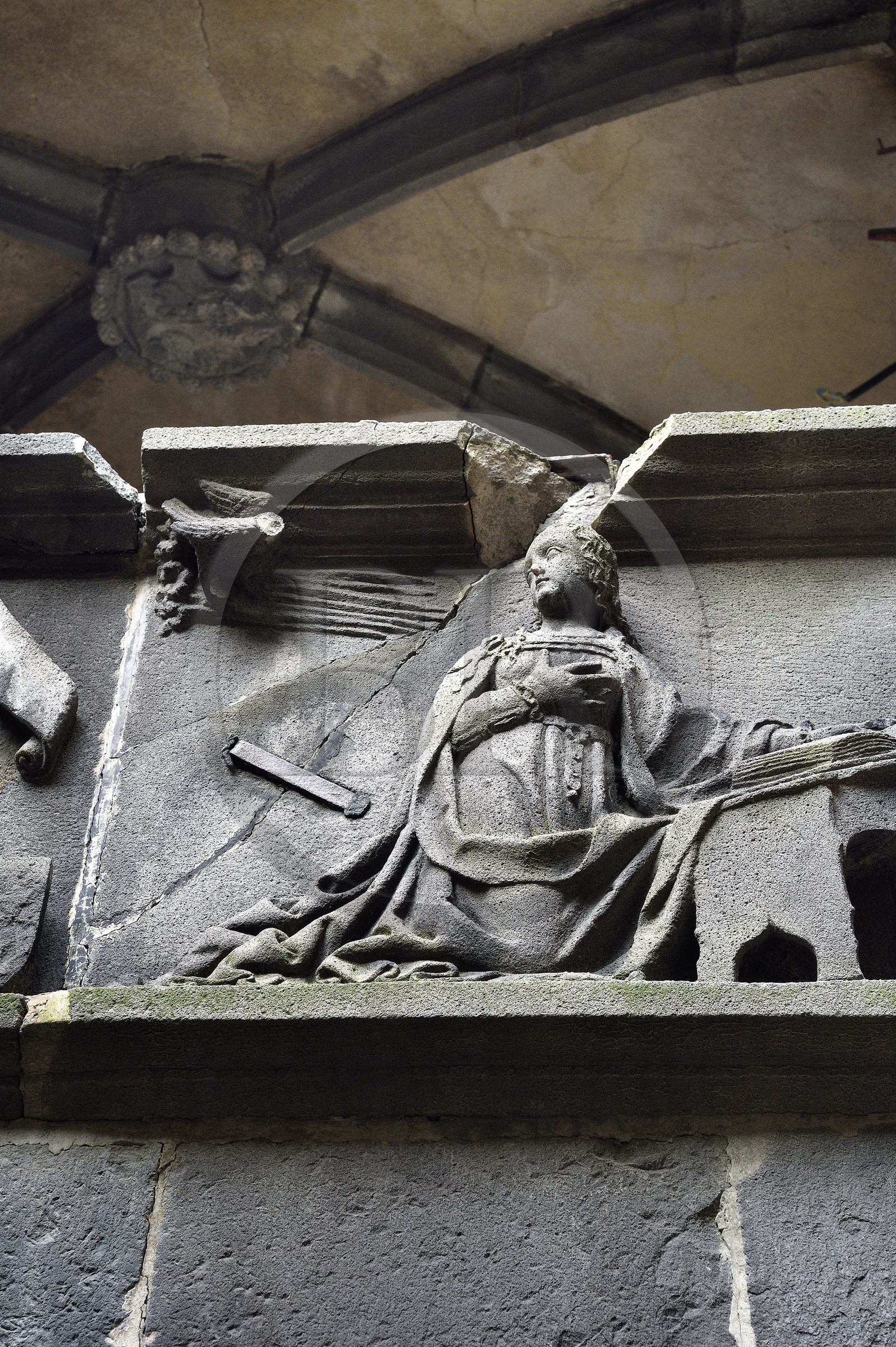 France, Puy-de-Dôme (63), Clermont-Ferrand, quartier de Montferrand, Hotel particulier Régin aussi appelée ancienne maison de l'Annonciation dans la rue de la Rodade, escalier et galeries du XVe siècle, la Vierge recevant l'Annonciation