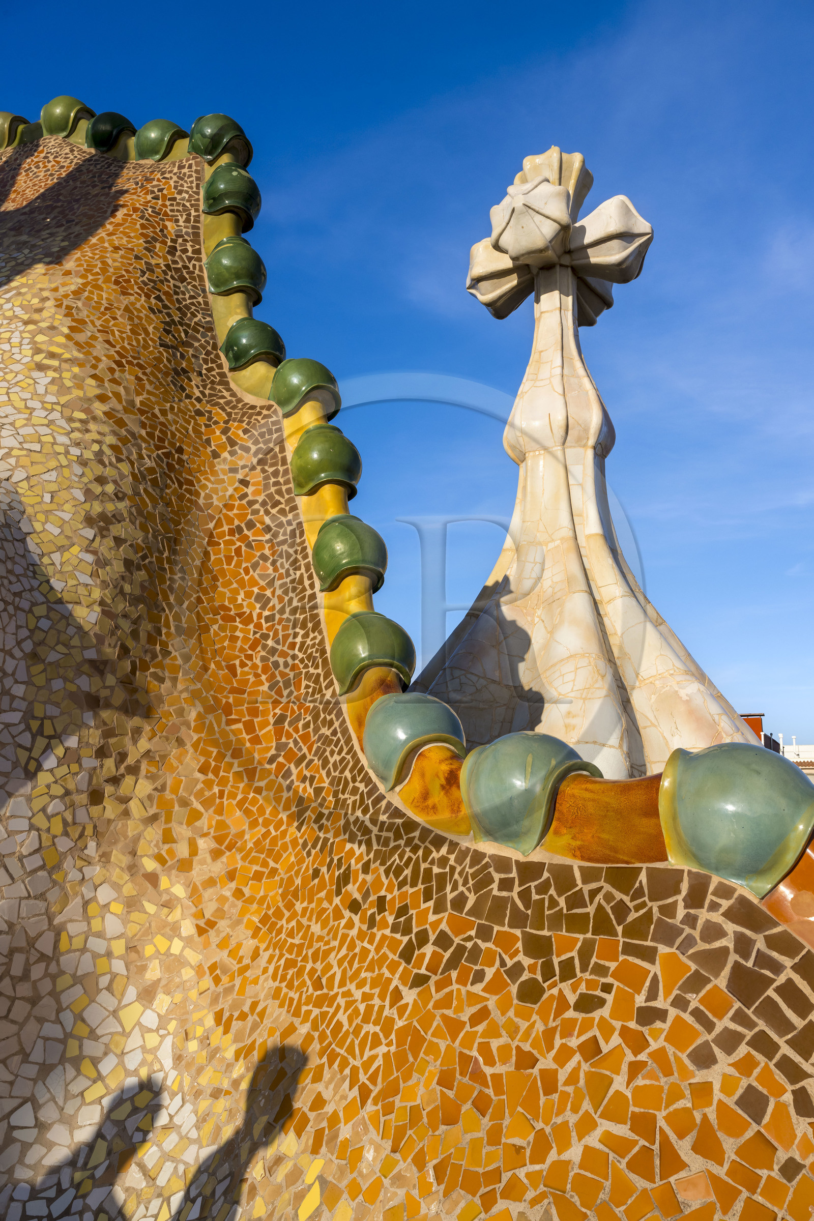 Espagne, Catalogne, Barcelone, quartier de l'Eixample, Passeig de Gracia, Casa Batllo de l'architecte du modernisme catalan Antoni Gaudi, site classé au Patrimoine Mondial de l'UNESCO, toiture suggérant l'échine du dragon et tour couronnée d'une flèche en céramique surmontée d'une croix typique de Gaudi
