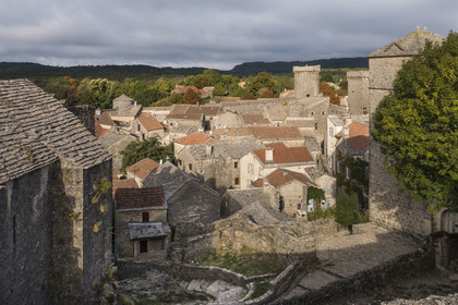 France, Aveyron (12), Causses et les Cévennes, paysage culturel de l'agro-pastoralisme méditerranéen, classés Patrimoine Mondial de l'UNESCO, La Couvertoirade, labellisé Les Plus Beaux Villages de France, village fortifié sur le plateau du Larzac (vue aérienne)