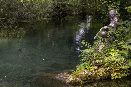 France, Côte-d'Or (21), les climats de Bourgogne classés Patrimoine Mondial de l'UNESCO, Beaune, le parc de la Bouzaize, ondine de bronze oeuvre du sculpteur Irénée Duriez qui marque les sources de la Bouzaize