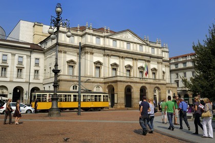 Italie, Lombardie, Milan, Piazza della Scala, passage d'un tramway, le théâtre lyrique de la Scala en arrière-plan