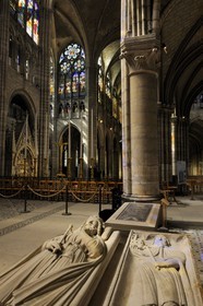 France, Seine-Saint-Denis (93), Saint-Denis, la basilique de Saint-Denis, gisant de Clovis 1er  à gauche et Childebert 1er