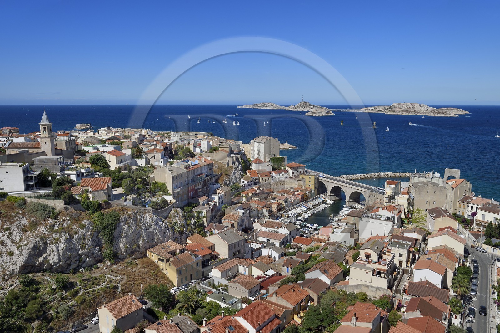 France, Bouches-du-Rhône (13), Marseille, quartier d'Endoume, le Vallon des Auffes, l'archipel du Frioul avec le Chateau d'If en arrière plan