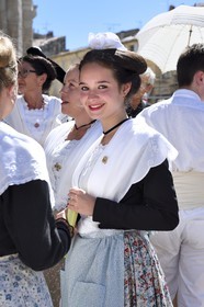France, Bouches-du-Rhône (13), Arles, la course camarguaise de la Cocarde d'Or aux Arènes, jeune arlésienne en costume traditionnel