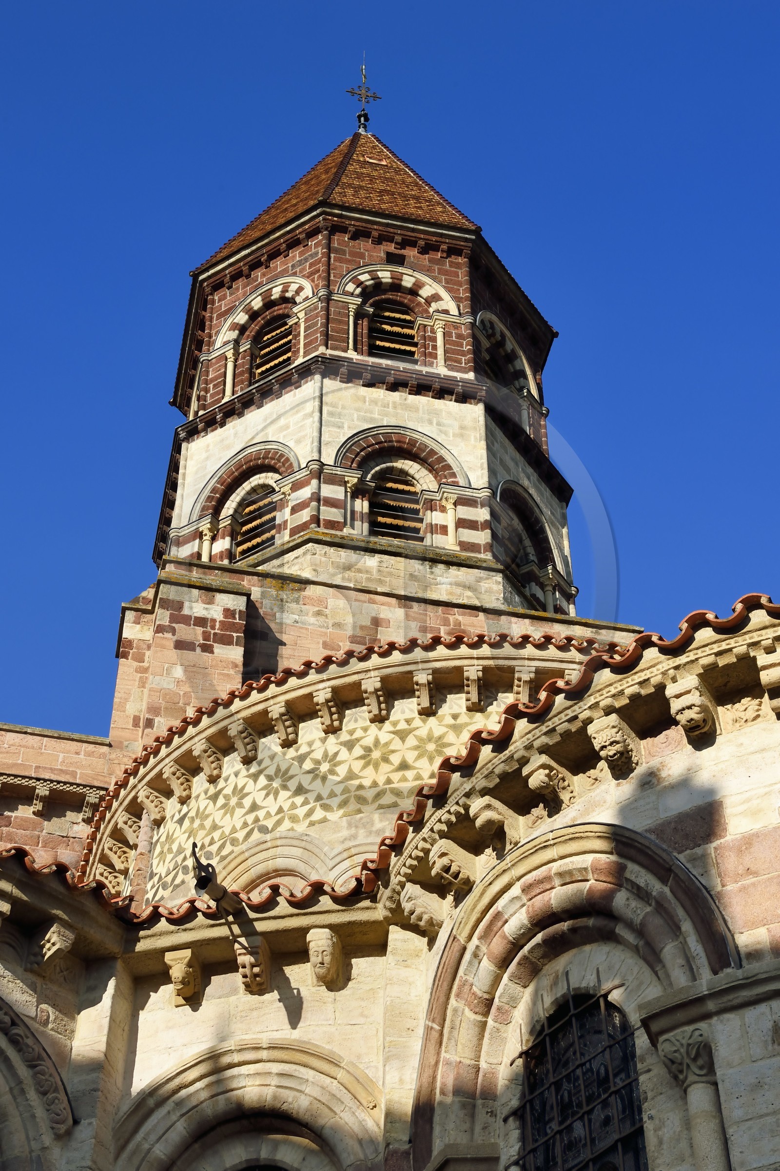 France, Haute-Loire (43), Brioude, la Basilique Saint-Julien de Brioude de style roman auvergnat, la tour lanterne et modillons sculptés sur la chapelle rayonnante