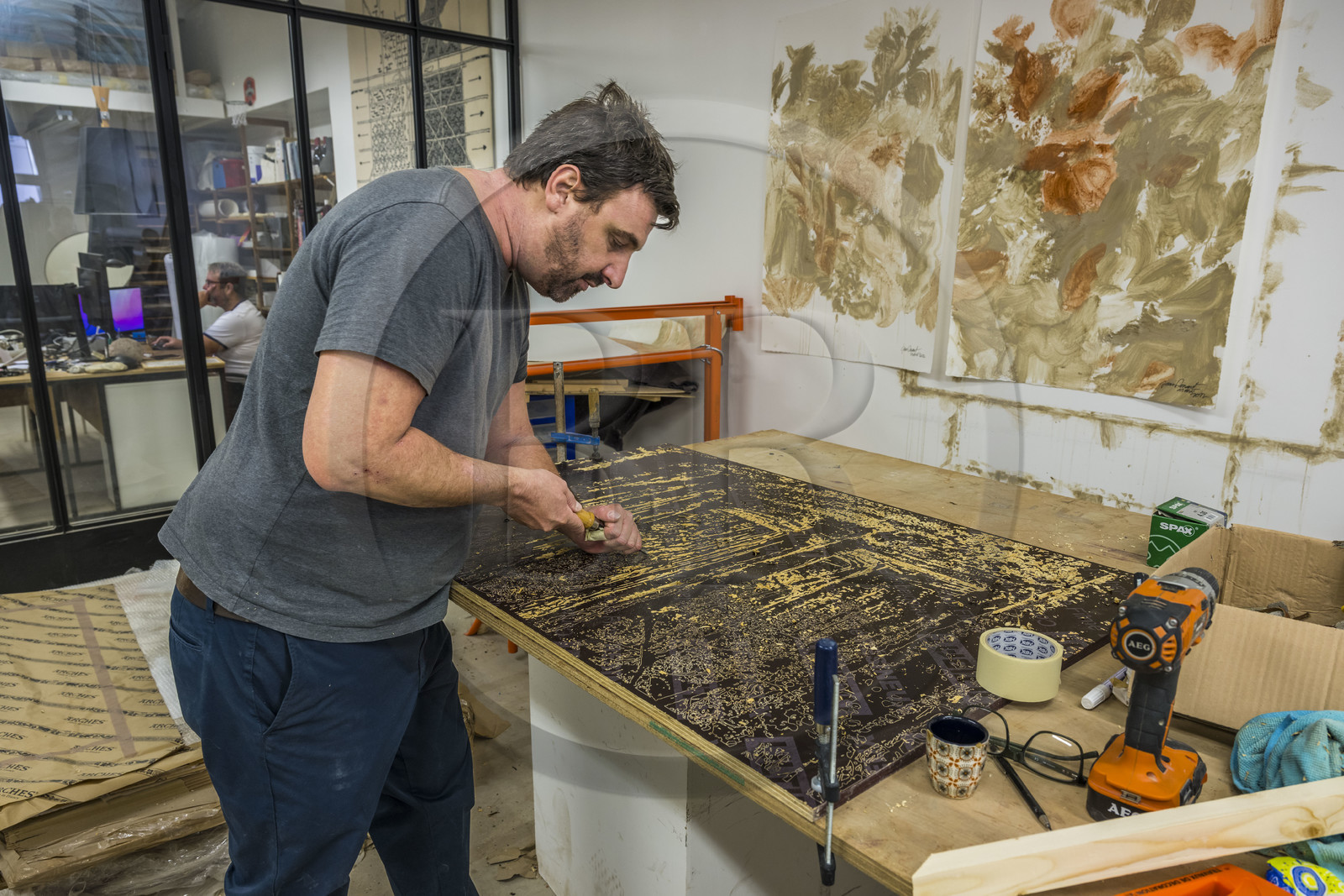 France, Hérault (34), Sète, l'artiste plasticien Jean Denant dans son atelier