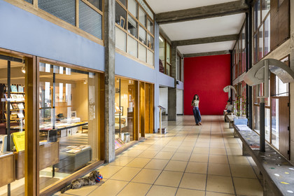 France, Bouches-du-Rhône (13), Marseille, oeuvre architecturale de Le Corbusier, classée Patrimoine Mondial de l'UNESCO, la Cité Radieuse par l'architecte Le Corbusier, le déambulatoire entre le 3e et le 4e étage et ses commerces