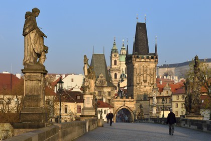 République Tchèque, Prague, centre historique classé Patrimoine Mondial de l' UNESCO, le pont Charles (Karluv Most ou Karlov Most), la tour gothique à l'entrée du pont du côté du quartier de Mala Strana et l'église Saint Nicolas (Sv. Mikulase)
