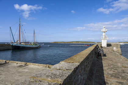 France, Finistère (29), Mer d'Iroise, Ile de Molène, le navire Notre-Dame de Rumengol ancienne gabare à quai dans le port
