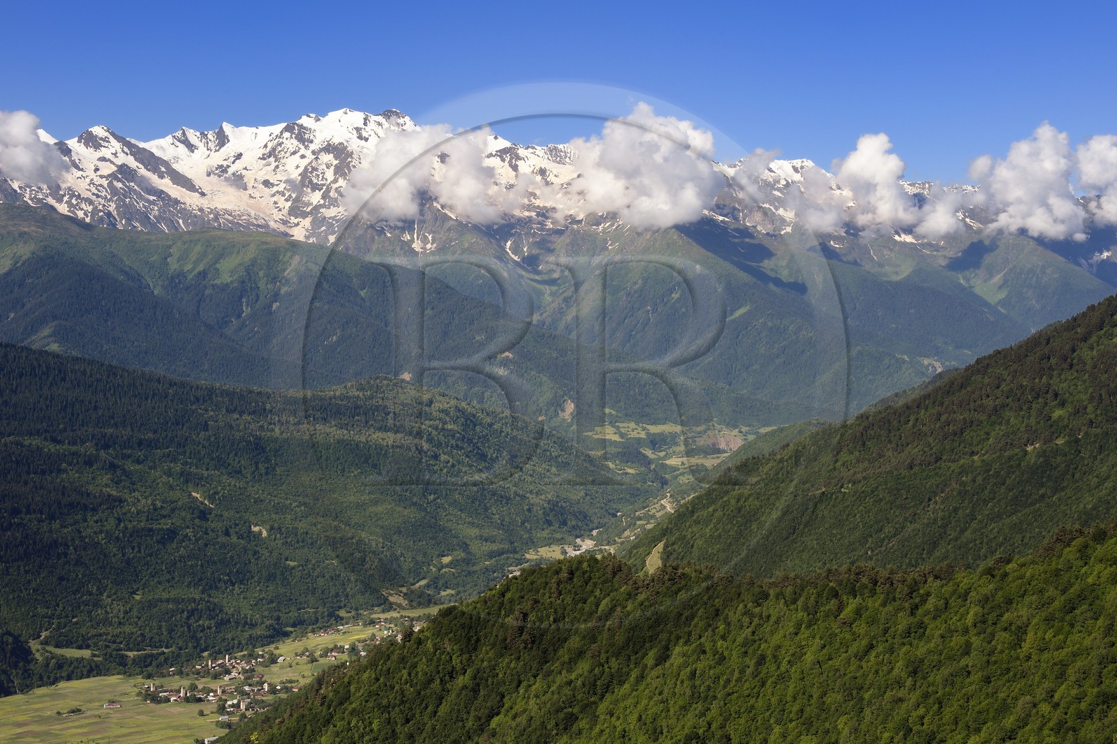 Géorgie, Haute Svanétie (Zemo Svaneti), le village de Mestia au fond de la vallée